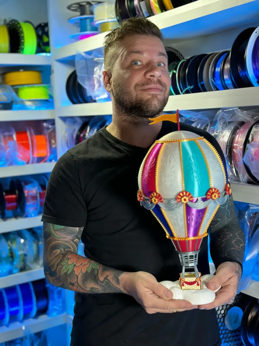 Guilherme Vazan com uma peça produzida em impressão 3D