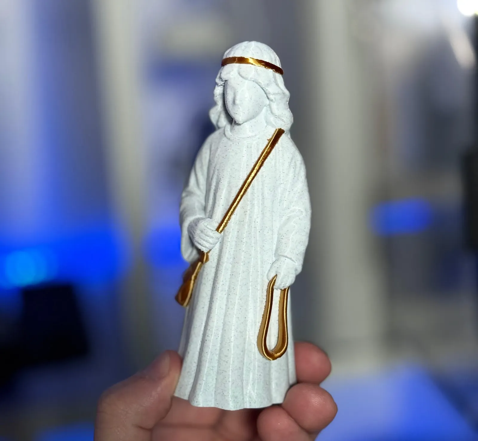 Modelo 3D de figura impressa em branco com detalhes dourados
